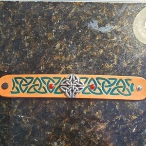 𝅺HANDMADE leather cuff bracelet. Metal cabochon and snap closure